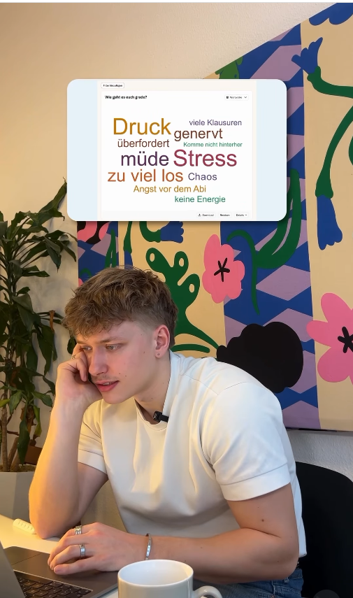 Lehrer wertet eine Umfrage zur Mitbestimmung im Unterricht mit Schülerfeedback aus