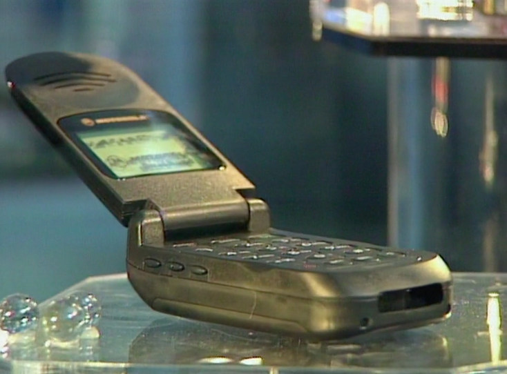 kleinstes-handy-der-welt-8-cm-lang-tagesschau-1999-digitalpakt-schule-edkimo-feedback-app