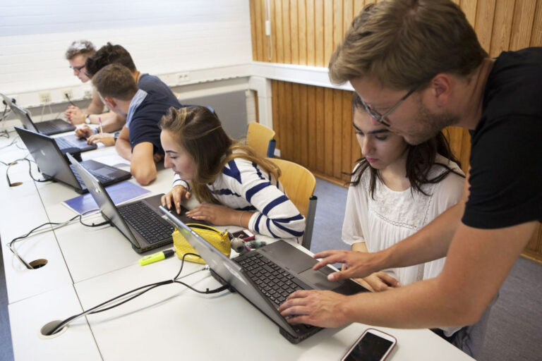 Evaluation-Beispiel-Fragebogen-Feedbackbogen-Online_Edkimo-Feedback-App-Feedbackschule_Schule-Unterricht-Lehrer-Schueler-Computerraum-Tablet-Smartphones